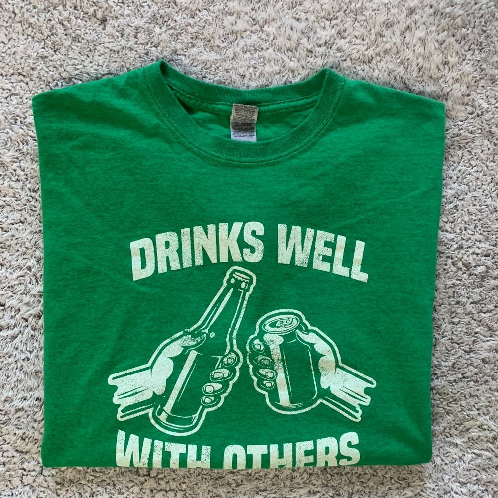 Vintage Drinks Well With Others Beer Drinking T-Shirt. XL. Gildan.
